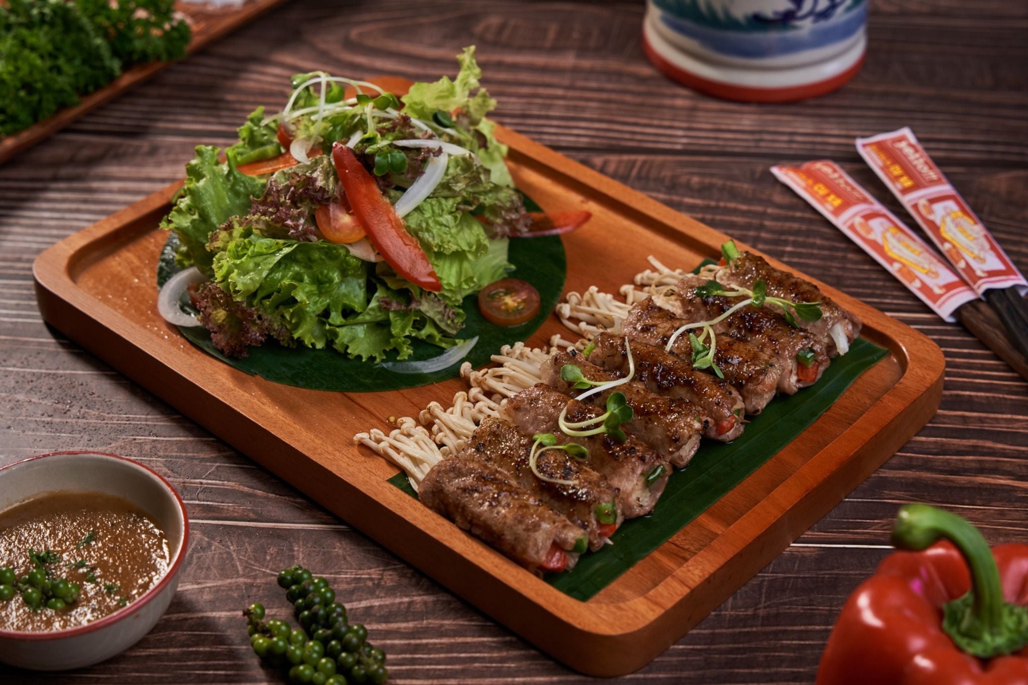 Bò cuộn nấm kim châm nướng