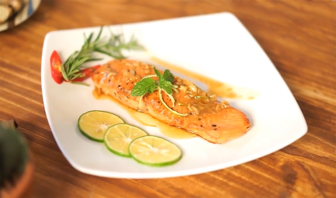 Cá hồi áp chảo muối tiêu