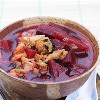 Canh củ dền nấu thịt gà nhạt