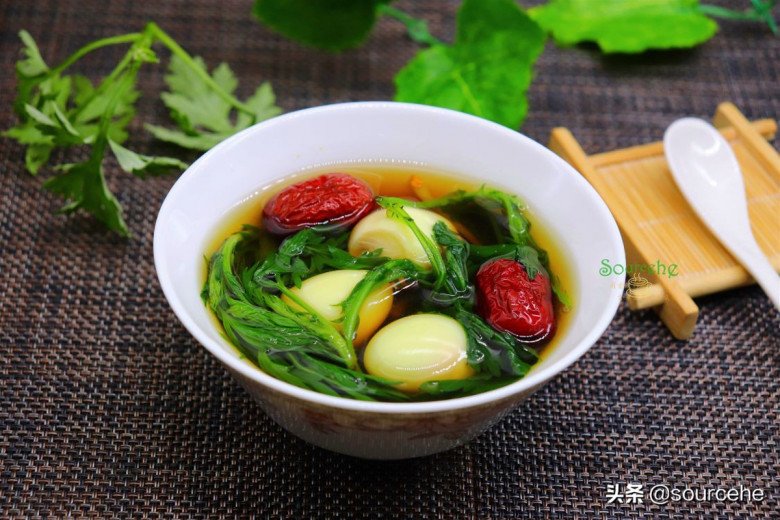 Canh rau ngải cứu nấu trứng