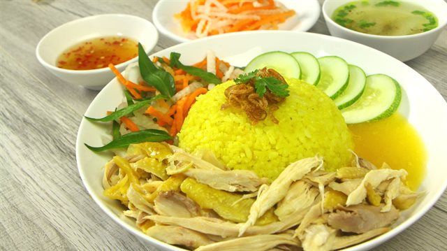 Cơm gà xé mắm gừng