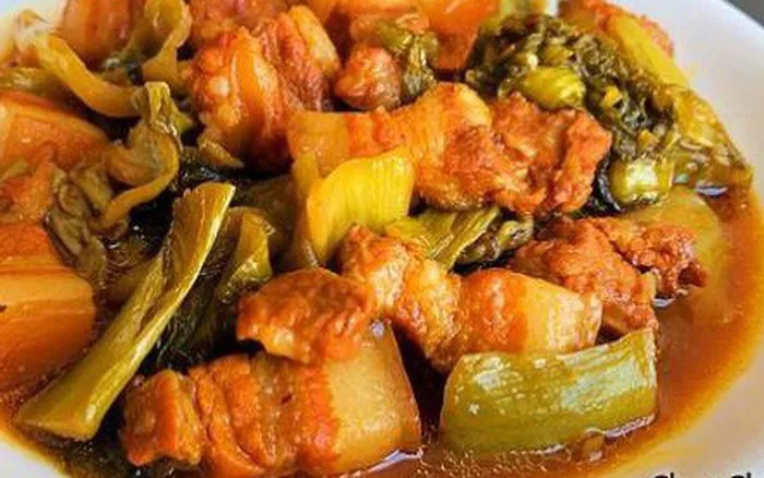 Cơm thịt ba chỉ kho cải chua