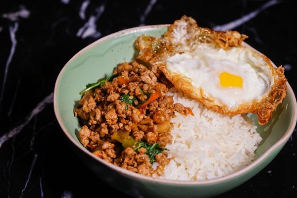 Cơm thịt băm trứng ốp la