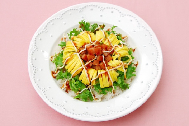 Cơm thịt hộp trứng