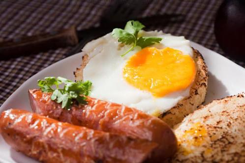 Cơm trứng ốp la xúc xích