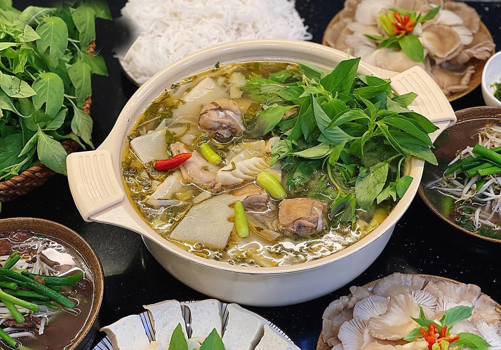 Lẩu gà măng chua