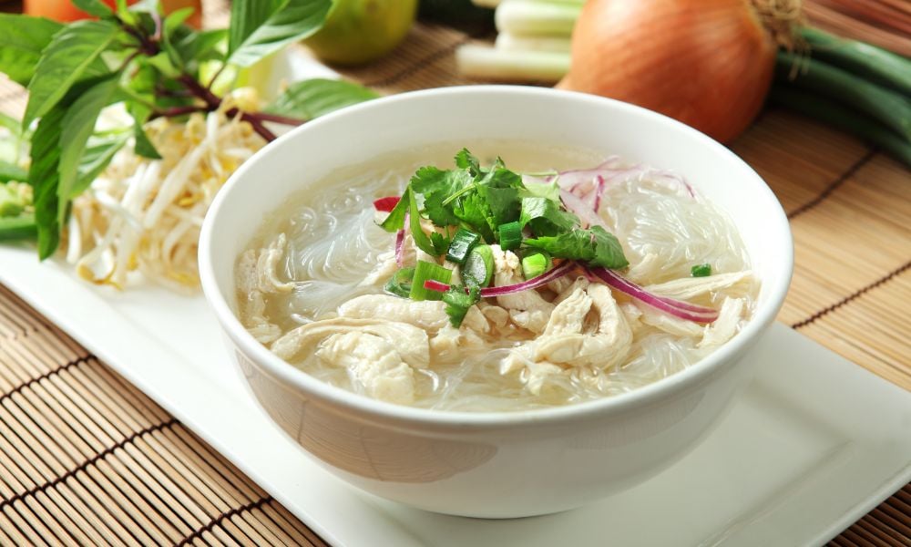 Miến nấu thịt gà xé nhạt