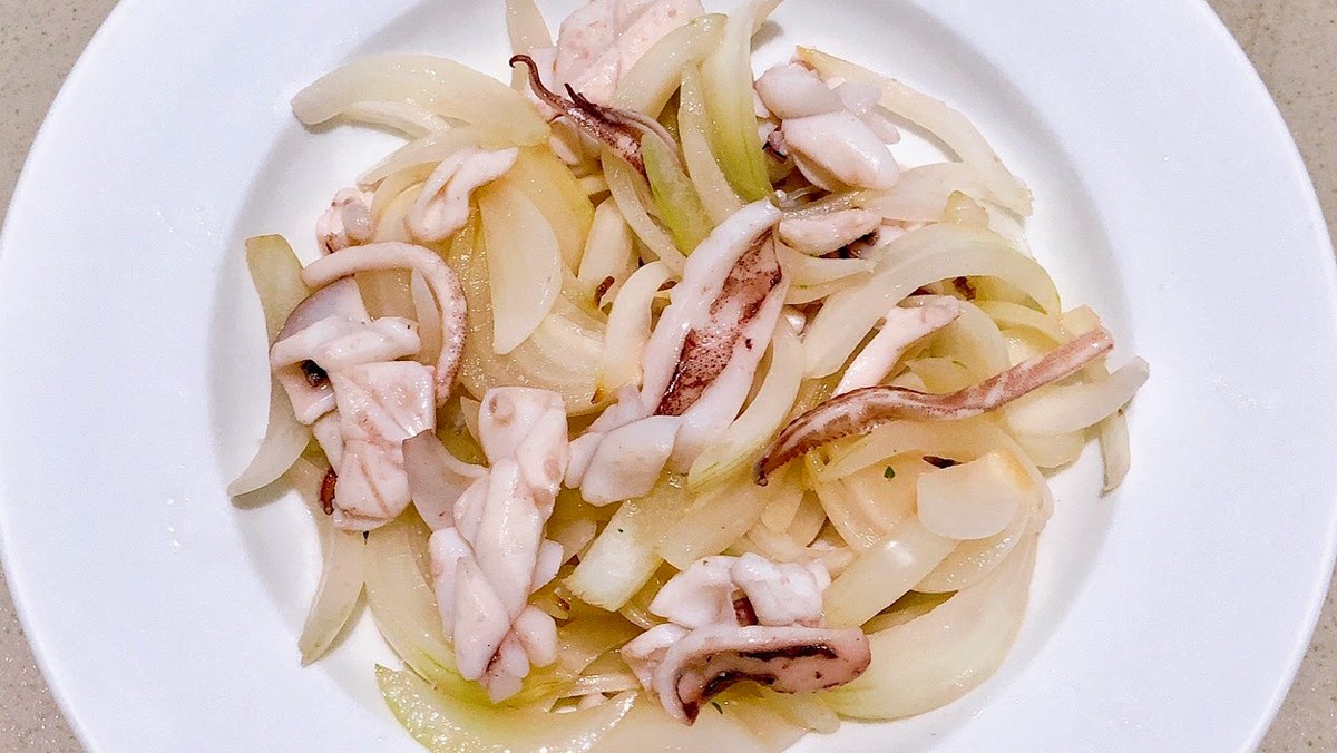 Mực trứng xào hành tây