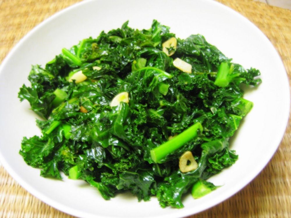 Rau cải xoăn (kale) luộc băm nhuyễn