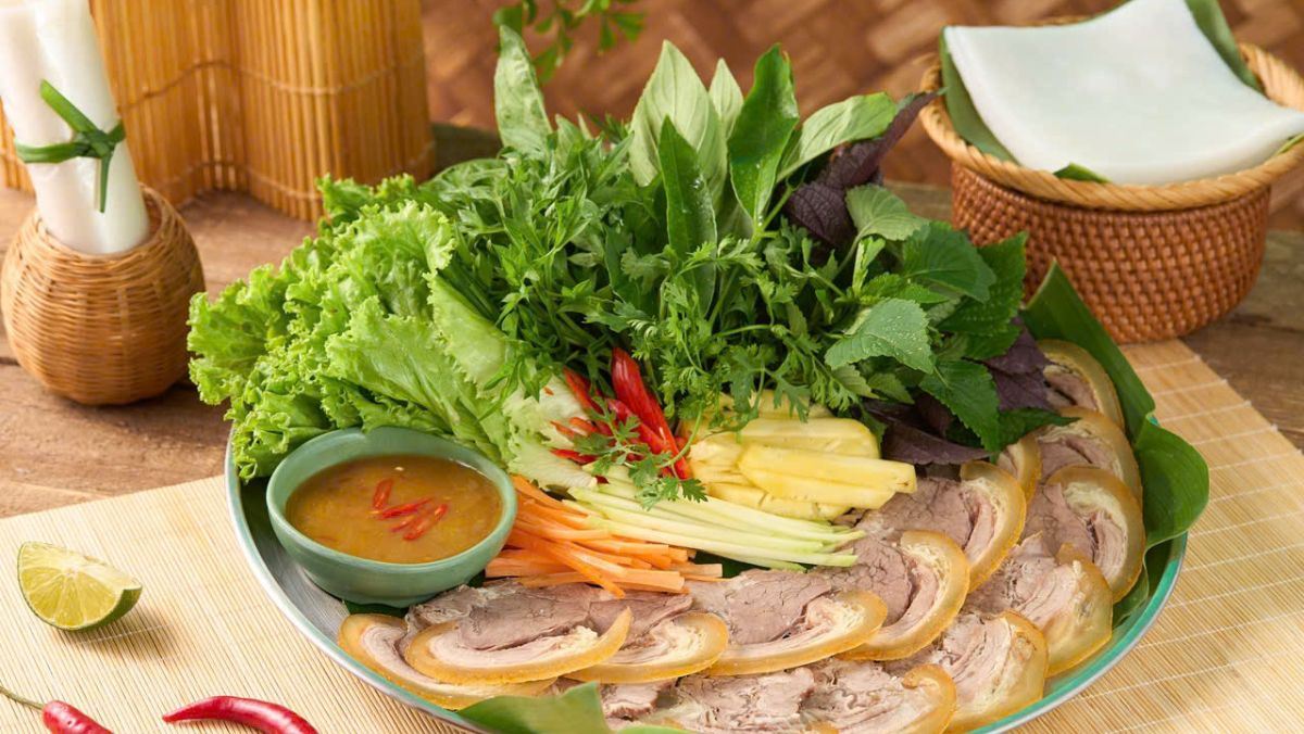 Thịt bê luộc cuốn bánh tráng