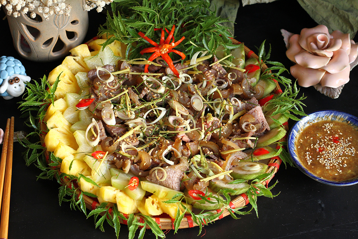 Thịt bê tái luộc chấm muối tiêu