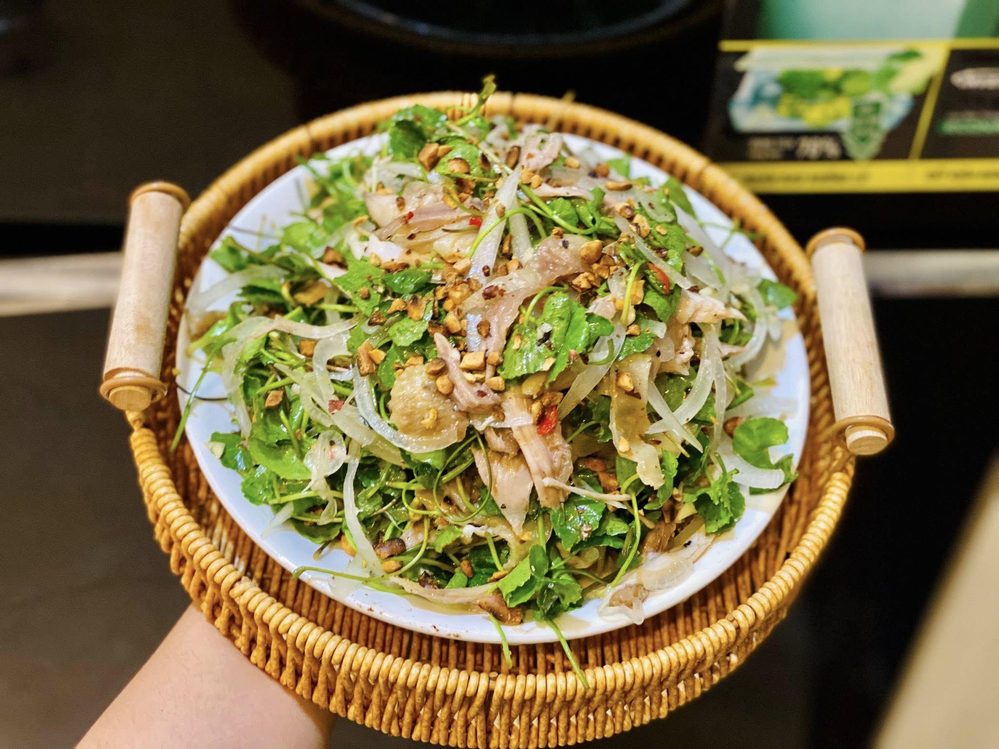 Thịt gà luộc xé trộn rau xanh