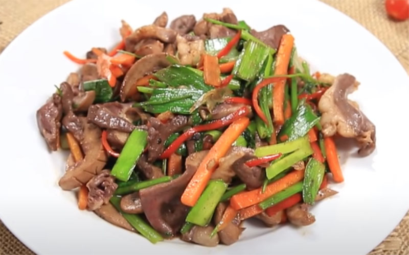 Tim cật heo xào hành cần