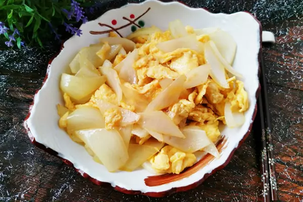 Trứng bác với nấm và hành tây