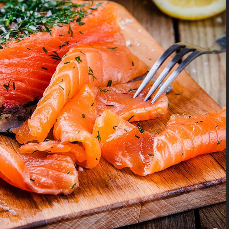 Trứng lòng đào ăn kèm cá hồi hun khói