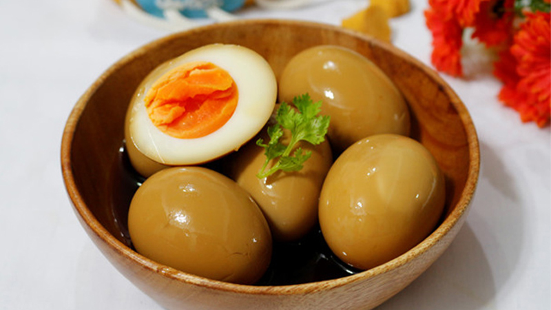 Trứng luộc ngâm nước tương nhạt